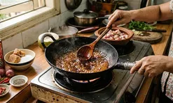 Thắng đường kho thịt có gây hại sức khỏe? Bác sĩ chỉ ra sai lầm cực dễ mắc