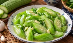Cách xào mướp xanh như ngọc: Thêm 1 bước trước khi cho vào chảo, ai cũng khen