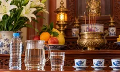 Nước trên ban thờ nên dùng nước gì?