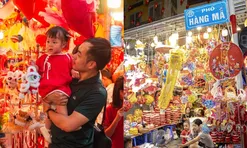 Hàng Mã rực rỡ trước Trung thu: Đèn ông sao, đầu lân phủ kín phố, người lớn cũng mê mẩn
