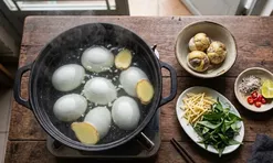 Vì sao luộc trứng vịt lộn nên thêm vài lát gừng?