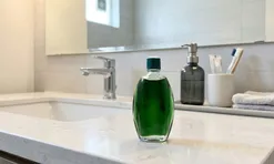 Vì sao nên để 1 chai dầu gió trong nhà vệ sinh?