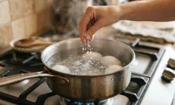 Tại sao bạn nên cho muối vào nước luộc trứng?