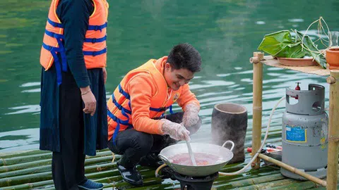 Mạc Văn Khoa cùng nghệ sĩ khách mời "run nhẹ" khi phải nấu ăn trên bè, nước sâu 35 mét