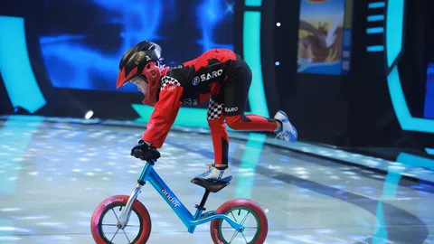 Em bé 5 tuổi bốc đầu, giữ thăng bằng trên xe đạp đến Trấn Thành cũng phải chào thua
