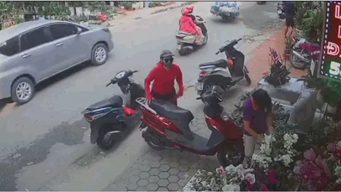 Clip: Ngụy trang tinh vi, nữ quái cạy cốp trộm ví nhanh như chớp giữa phố Hà Nội