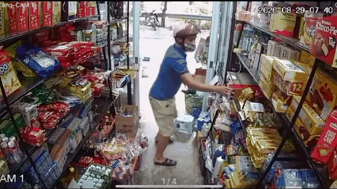 Clip: Vờ hỏi mua bia, người đàn ông trộm hộp thẻ điện thoại rồi bỏ chạy thục mạng