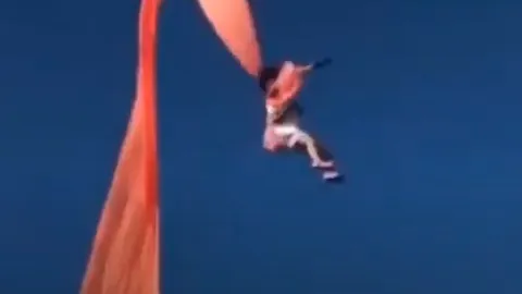 Clip: Em bé đang chơi thả diều thì bị gió mạnh hất tung lên trời