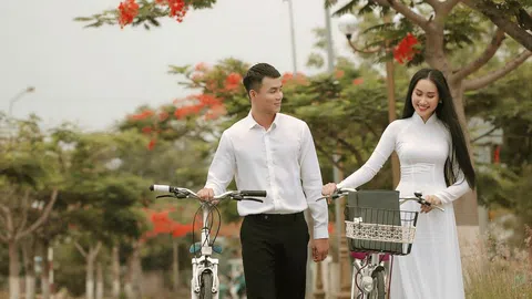 Hoa khôi Đoàn Hồng Trang và Vũ Linh trở lại tuổi học trò dấu yêu trong mùa 'Phượng hồng'
