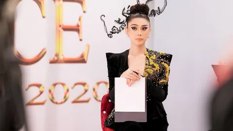 Lâm Khánh Chi đeo trang sức 50 tỷ làm host New Face 2020