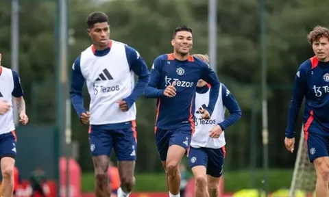Neville chê bai hành động của Rashford và Casemiro
