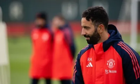 Richard Keys chỉ trích quyết định giữ Ten Hag, gây khó cho Ruben Amorim