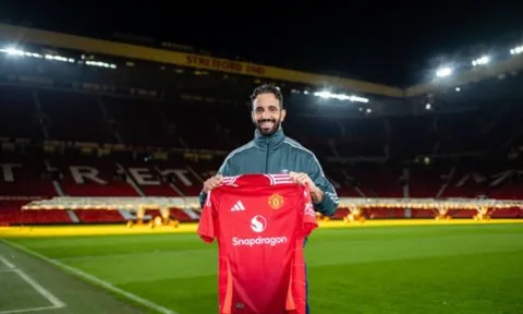 Carragher chỉ ra điều Amorim vượt trội Ten Hag