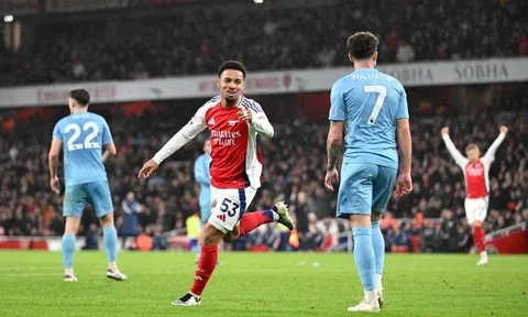 Paul Merson khuyên "siêu sao tương lai" ở lại Arsenal