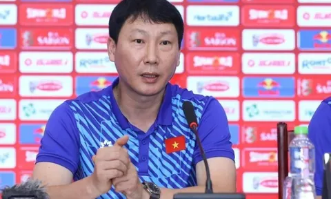 HLV Kim Sang Sik nói gì khi huyền thoại Lee Won-jae xuất hiện?