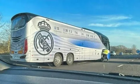 Xe bus của Real gặp nạn sau trận thua Liverpool