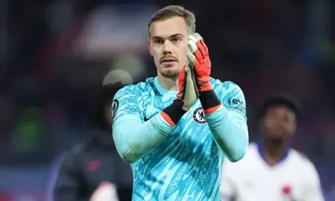 Crouch và Joe Cole cùng quan điểm về ‘siêu người nhện’ Filip Jorgensen