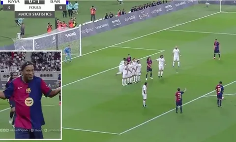 Ronaldinho tái hiện siêu phẩm thời hoàng kim