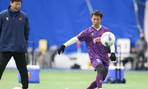 HLV Kim Sang-sik thử thách dàn sao tuyển Việt Nam