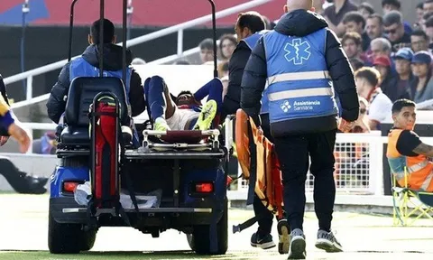 Ho ra máu, sao Barca rời sân bằng cáng