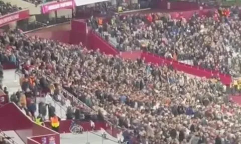 Bị Arsenal ''tra tấn'', fan West Ham bỏ về chỉ sau 34 phút