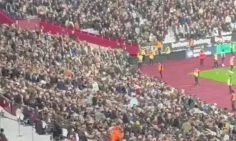 CĐV Arsenal và West Ham ẩu đả, đấm nhau
