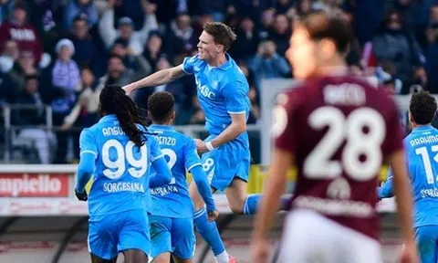 Conte khai quật tài năng của McTominay, Napoli 'phá đảo' Serie A