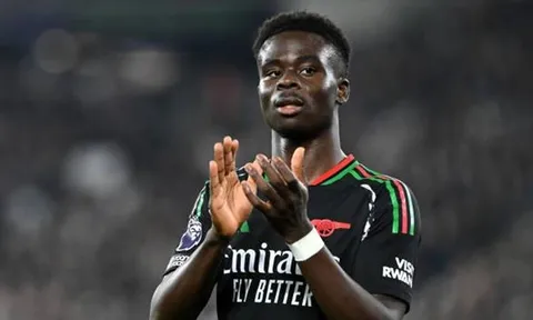 Vùi dập West Ham, Saka gửi lời cảnh báo Man City, Liverpool