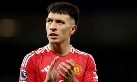 Lisandro Martinez hóa 'tấm khiên' vững chắc của Man United