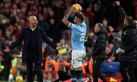 Sự cố của Kyle Walker phơi bày vấn đề lớn nhất của Manchester City