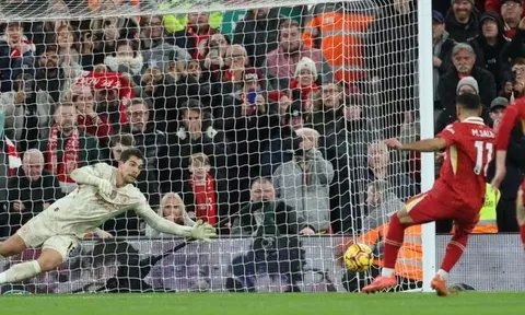 Thủ môn Man City khiến người hâm mộ Liverpool phẫn nộ