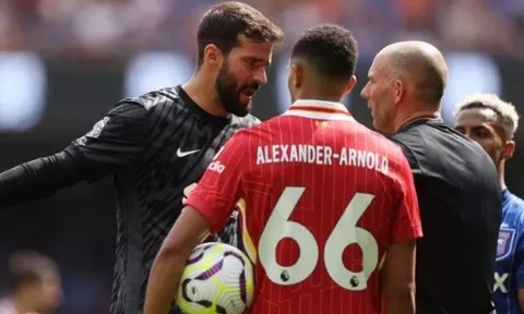 Arne Slot xác nhận thời điểm Alisson Becker tái xuất