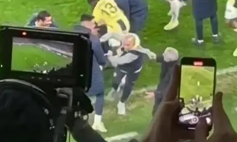 Mourinho “lôi” trợ lý HLV sau bàn thắng của Fenerbahce