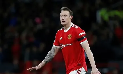 Phil Jones tiết lộ đồng đội tại Manchester United luôn đi muộn