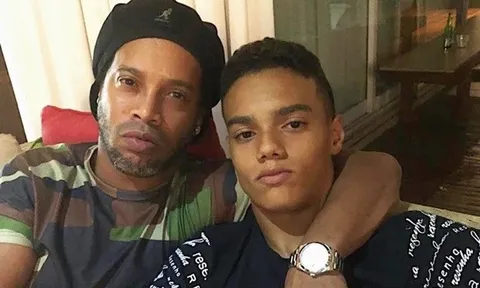 Ronaldinho chuẩn bị lên chức ông nội