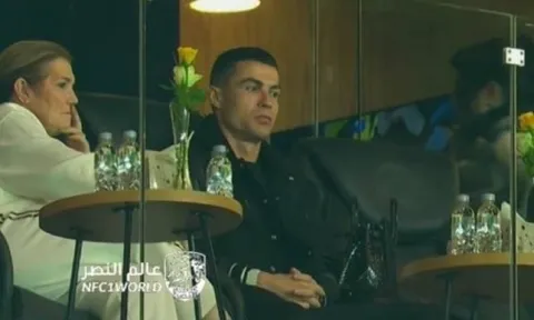 Ronaldo buồn bã nhìn Al Nassr chịu thất bại đầu tiên tại AFC Champions League