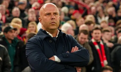 Arne Slot: "Đá với họ trên sân khách, khó hơn gặp Man City hay Real tại Anfield"