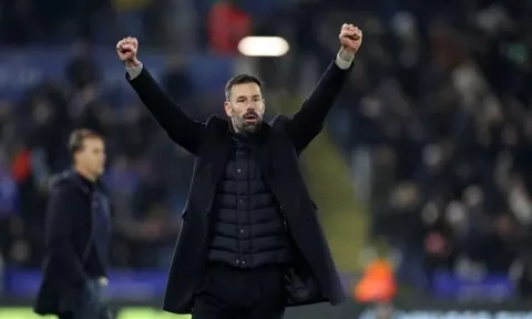 Leicester thắng đậm trận đầu tiên dưới thời Van Nistelrooy