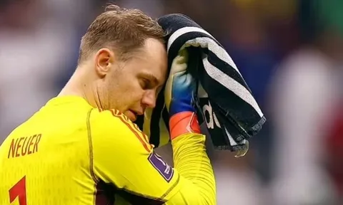Manuel Neuer nhận thẻ đỏ lần đầu tiên trong sự nghiệp sau 866 trận