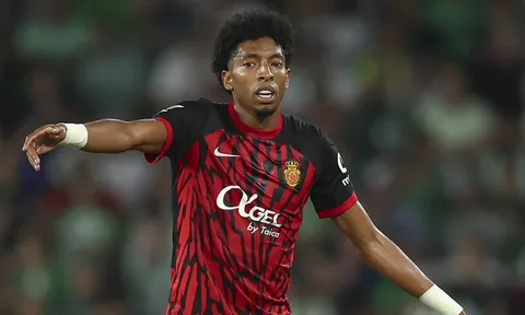 SỐC! Sao La Liga húc đầu, đấm đồng đội ở trận Barcelona