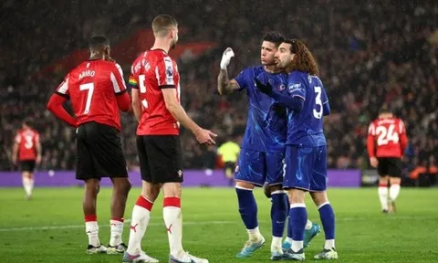 Fan Southampton tức giận khi đội trưởng bị đuổi vì kéo tóc Marc Cucurella