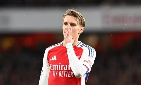Tại sao Odegaard quát lên với Arteta khi M.U hạ Arsenal?
