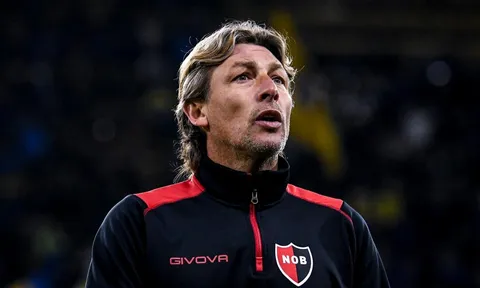 Cựu hậu vệ M.U bất ngờ được liên hệ với ghế nóng ở La Liga