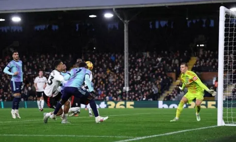 Arsenal bị VAR tước bàn thắng, ngậm ngùi chia điểm trước Fulham