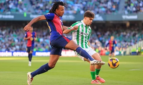 Barcelona nhận 8 bàn thua trong 5 trận, Real Madrid mừng thầm