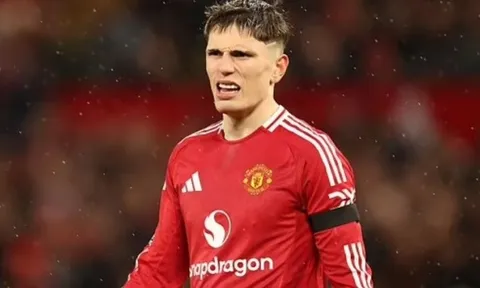 Garnacho có hành động gây tranh cãi sau trận thua của Man United