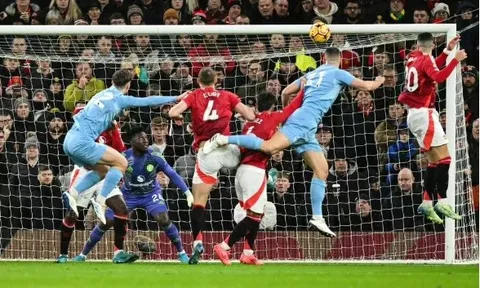 Jamie Redknapp chỉ trích sao M.U: "Cậu ta như một đứa trẻ, bị bắt nạt quá dễ dàng"