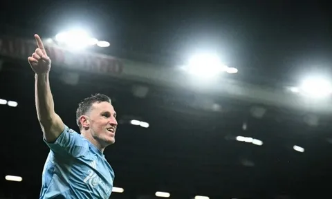 Jermain Defoe chỉ ra cách Chris Wood đánh bại hàng thủ Man Utd