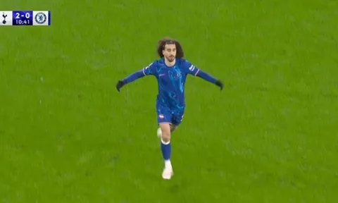 "Cucurella ra hiệu một cách điên cuồng về băng ghế dự bị"