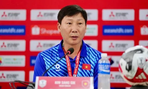 HLV Kim Sang Sik thận trọng trước trận gặp Lào
